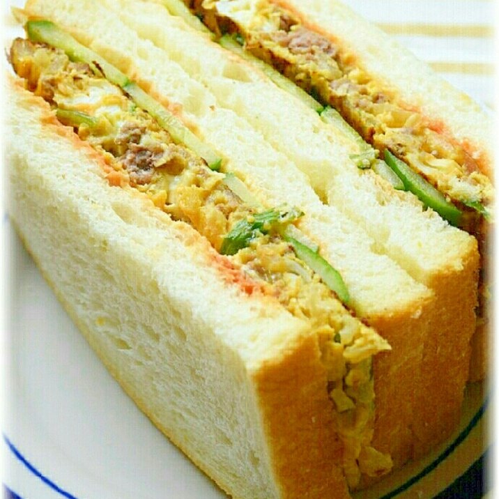 ボリュームたっぷり♪オムレツサンド